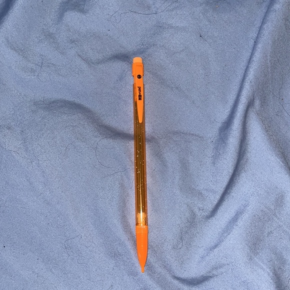 This is a pack of 8 Pen Gear glittery rainbow mechanical pencils!🥰 - Picture 3 of 9